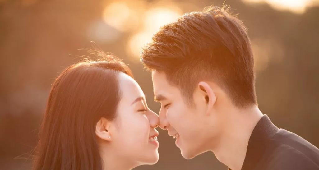 亲密互动中的“痒”感：生理与情感的双重解读？